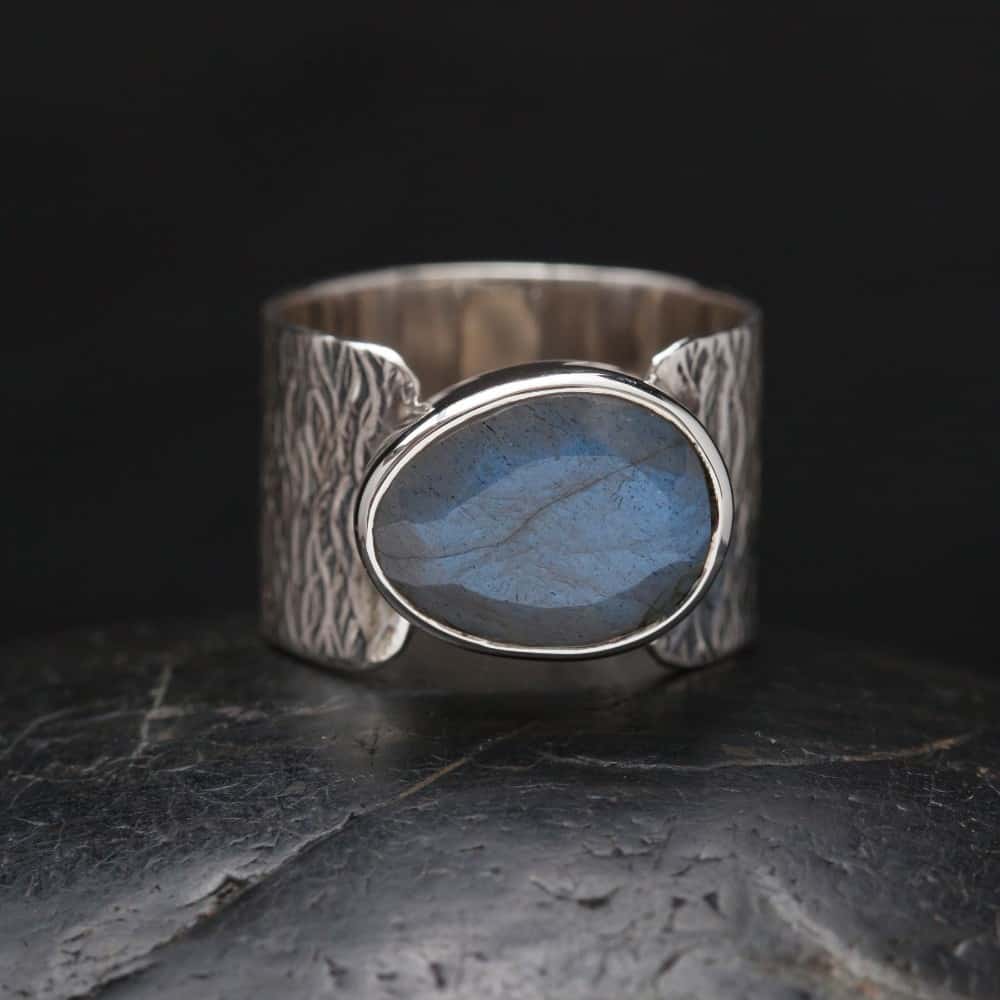 Sterling silver hammered ring with cut labradorite - size 7